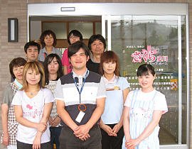 ���V�l�ی��{�݂�����T�e���C�g �X�^�b�t�ꓯ